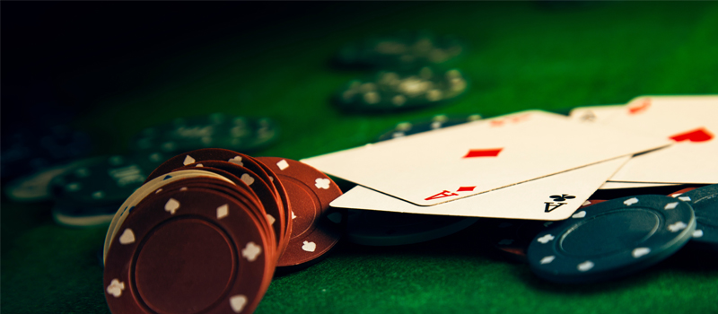 Fichas_e_cartas_de_poker