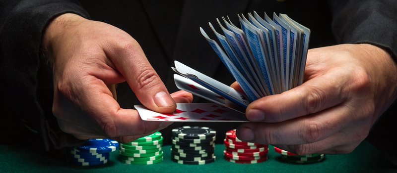 jogador jogando poker online, cara ganhou no cassino na internet