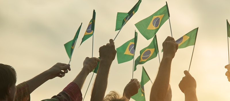 Pessoas_levantando_bandeirinha_do_Brasil