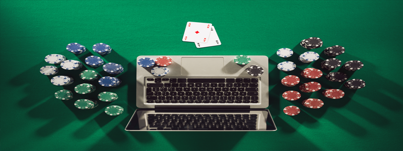 Tudo para um jogo de pôquer online de sucesso com fichas e cartas e laptop